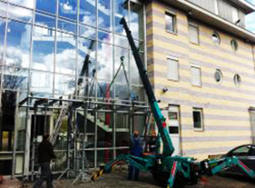 Minikran montiert ein Vordach in Osnabrück