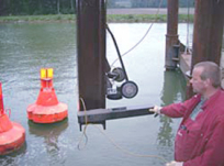 Mann arbeitet mit der Seilsäge unter Wasser