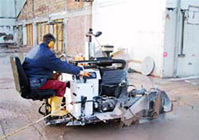 Arbeiter hilft beim Abbruch von Betonflächen in Bad Essen