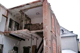 Wandsäge trennt Bauteile in einem Gebäude in Cloppenburg